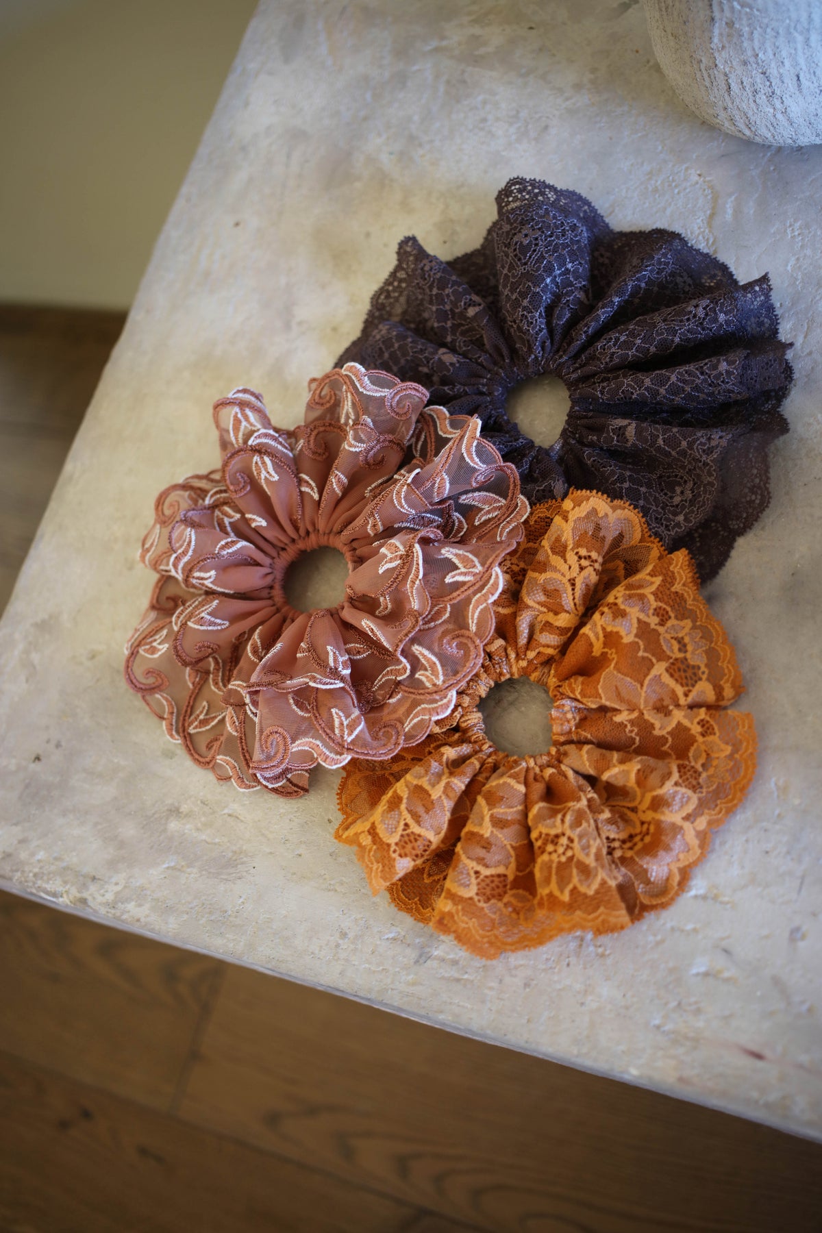 LACE SCRUNCHIE