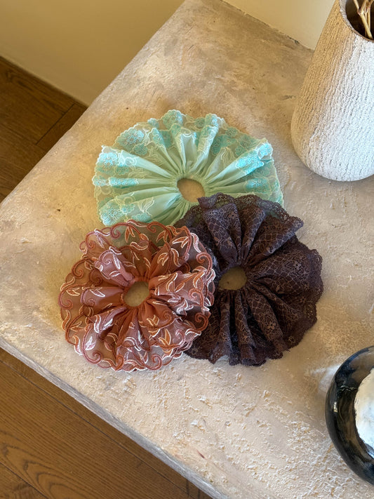 LACE SCRUNCHIE