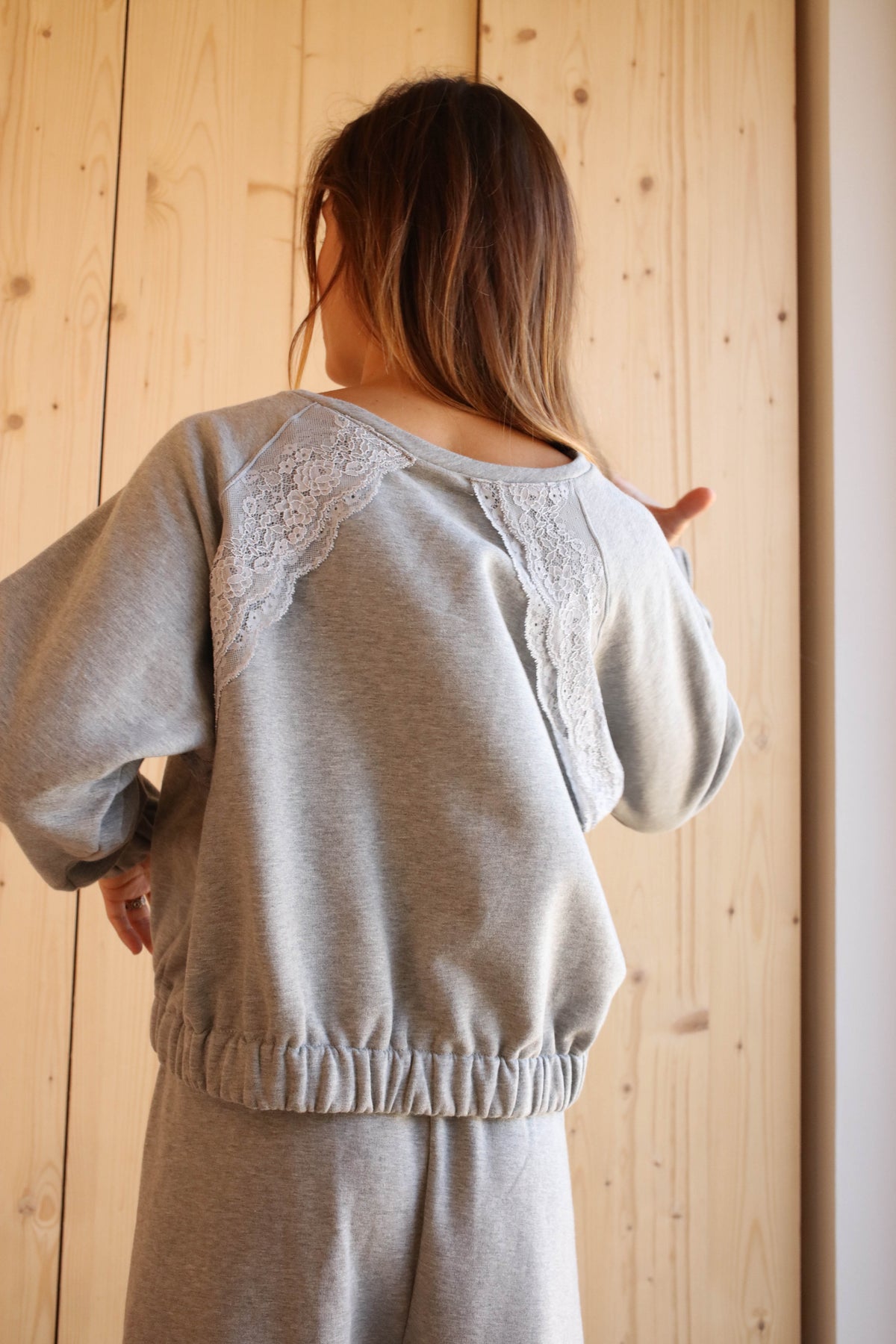 CARLA SWEAT GREY LACE